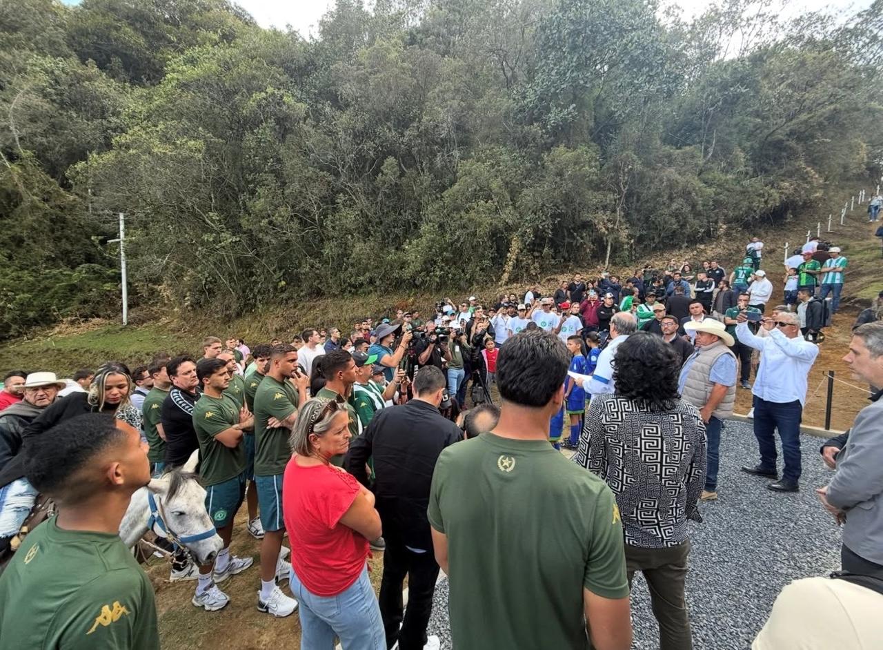 Equipo Chapecoense en homenaje a víctimas del accidente aéreo