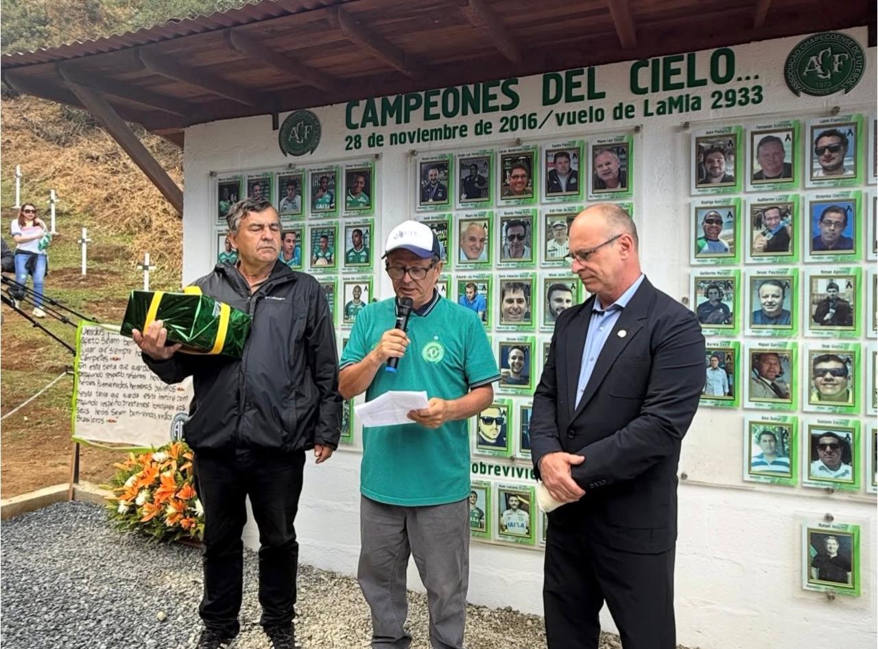 homenaje a las 71 personas que murieron en el accidente del vuelo 2933 de LaMia, ocurrido el 28 de noviembre de 2016