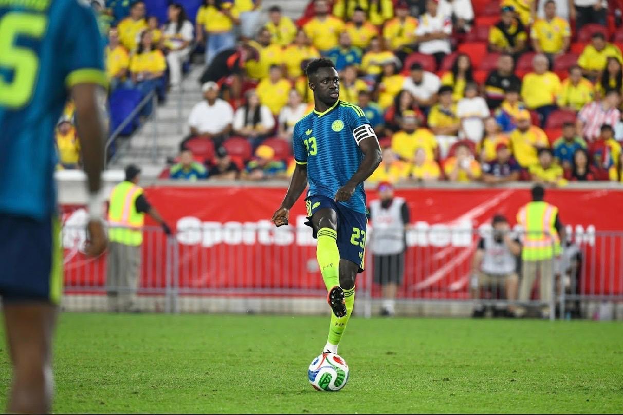 Davinson Sánchez en partido contra Paraguay. FCF.