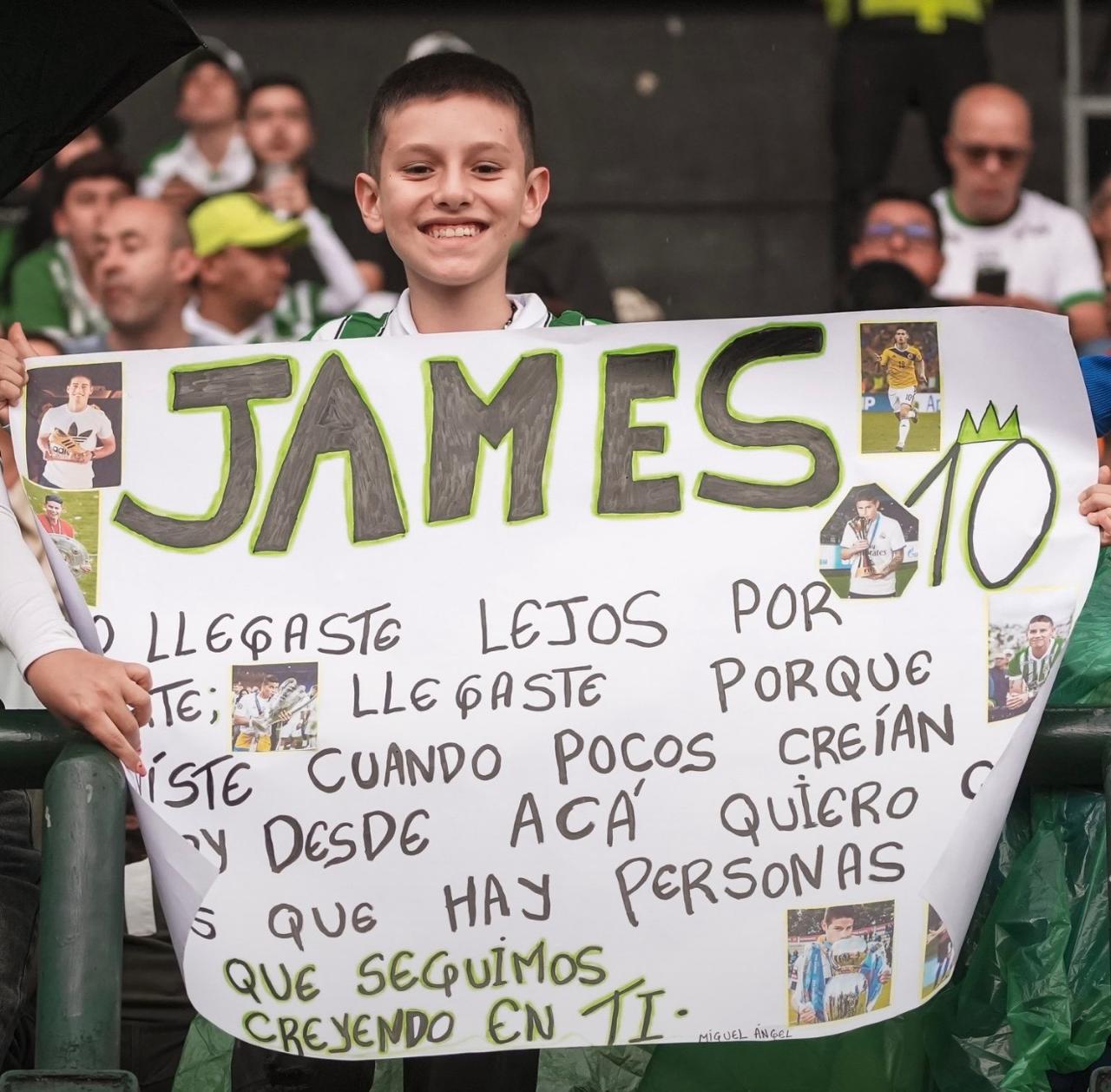 Los niños apoyando como siempre a James