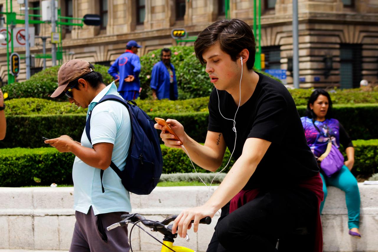 Personas usando redes sociales.