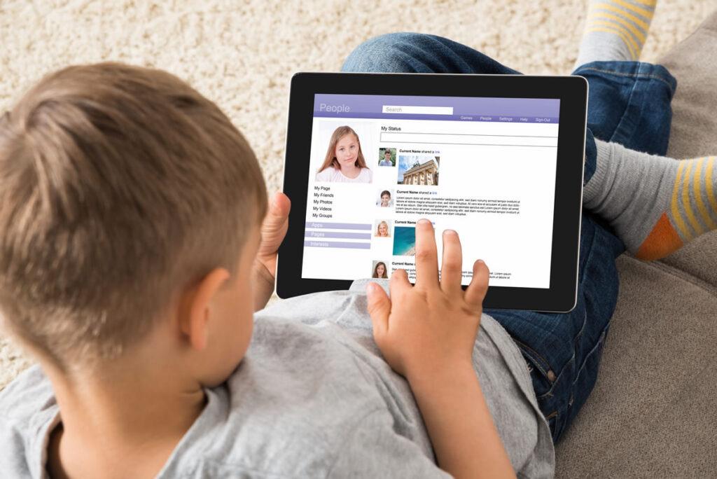 Menor usando redes sociales.