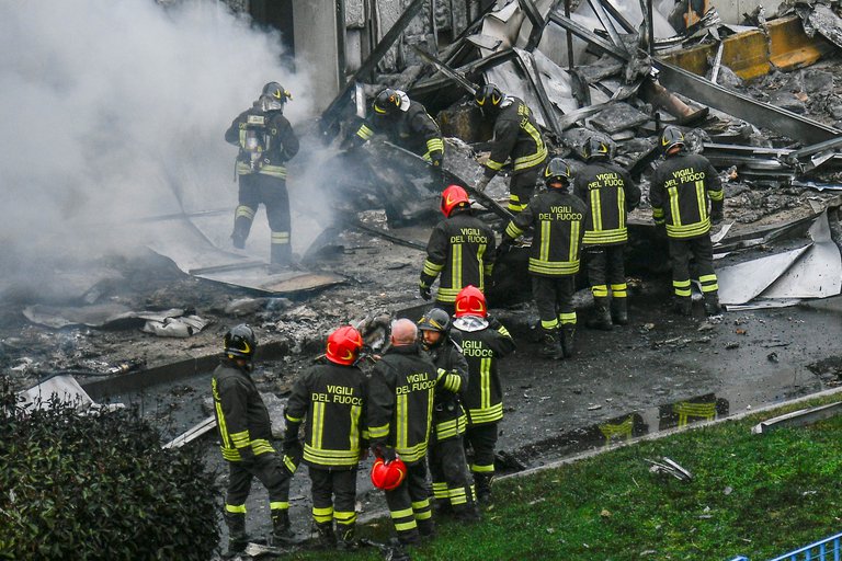 Un avión privado se estrelló contra un edificio en Milán y murieron 8  personas | Agenciapi.co