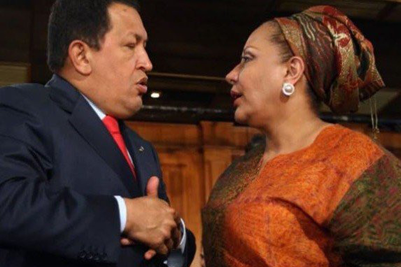 Fotografia de Piedad Cordoba con el expresidente de Venezuela Hugo Chavez / @piedadcordoba