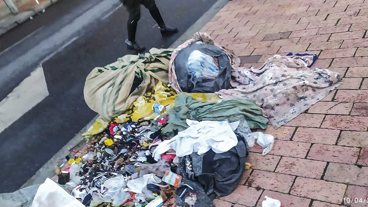 Uno de los cuerpos hallados en un andén en plena vía publica al lado de basura y escombros / Semana
