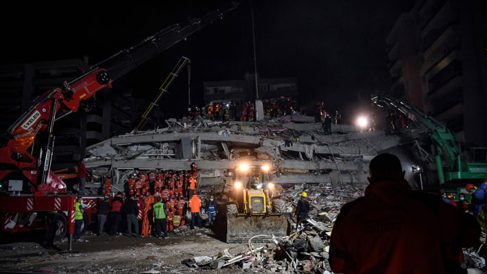 Rescatistas tras el terremoto en Turquía