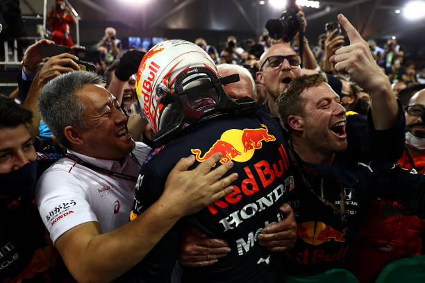 Momento en que Max Verstappen ganó el Gran Premio de Abu Dabi/Getty Images