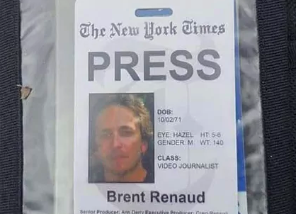 Acreditación de "The New York Times" para Brent Renaud/El Mundo
