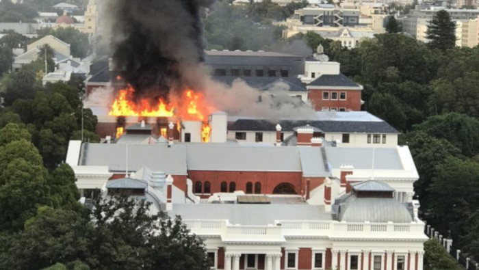 Los bomberos luchan contra el incendio del parlamento sudáfricano/Twitter @ewnupdates