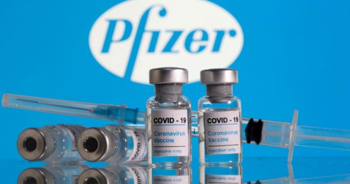 Pfizer y BioNTech aseguran que tres dosis de su vacuna son eficaces contra Ómicron/ABC