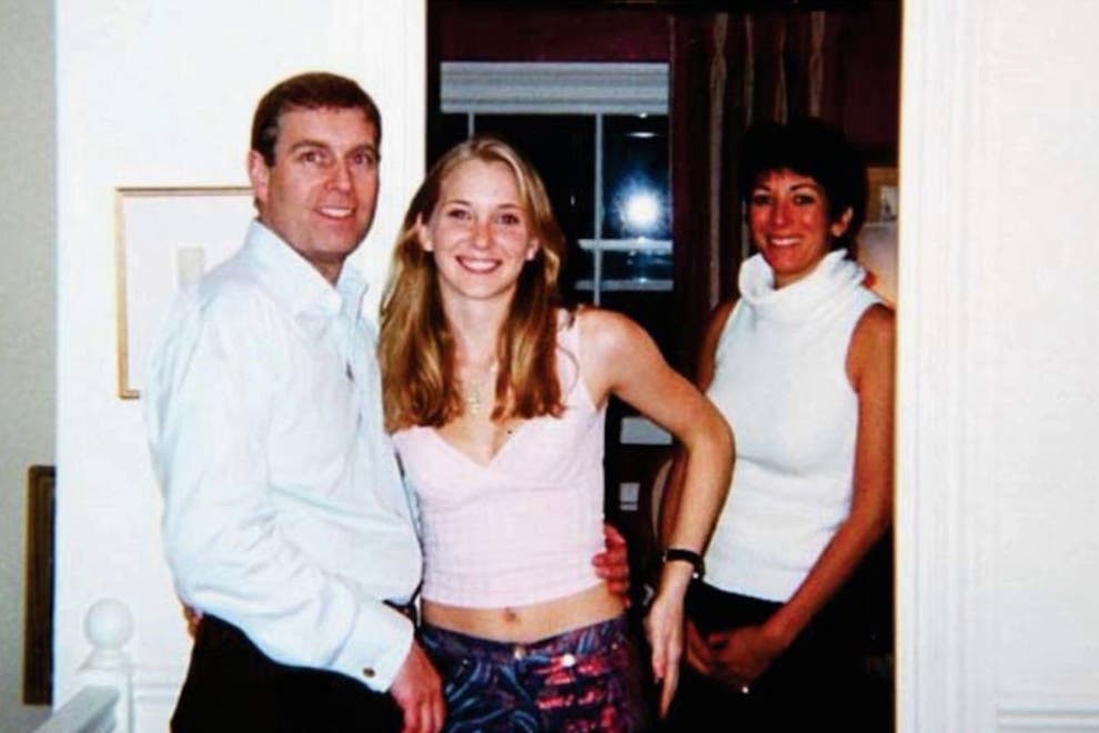 Príncipe Andrés y Virginia Roberts, ahora Giuffre fotografiados en la residencia Ghislaine Maxwell, 2001 / BBC