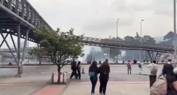 Presidente Petro y alcalde Galán responden a ataques violentos en  alrededores de la Embajada de EE.UU.