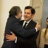 El abrazo de Lara y Benedetti