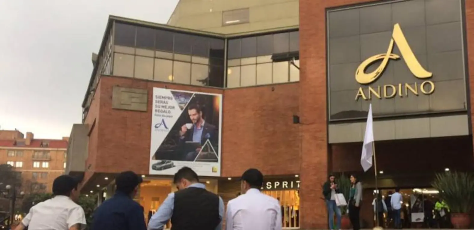 Fachada Centro Comercial Andino de nuevo en líos por caso de abogado y empresario.