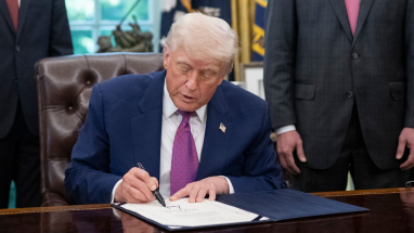 Donald Trump firmando 25