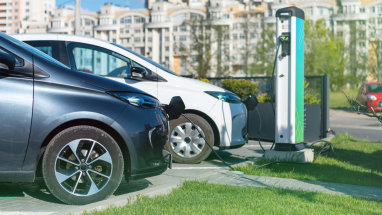 vehiculos electricos cargando