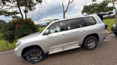 Camioneta del gobernador Renson Martínez Prada