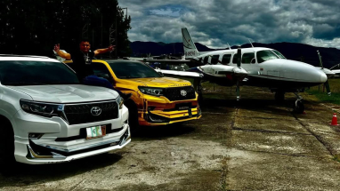 El influencer junto a vehículos asociados con el narcotráfico