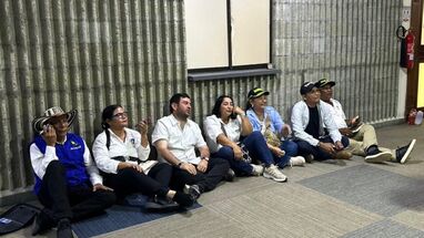 Los mandatarios municipales tuvieron que esperar sentados en el piso mientras se desarrollaba la reunión con el Ejecutivo