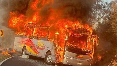 Vehículo incendiado en medio de disturbios en Puerto Vallarta tras la muerte de alías "Mencho"