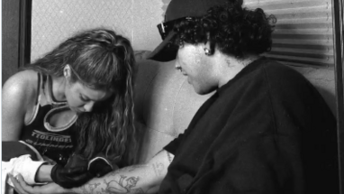 Shakira tatuando a Beéle en Barranquilla