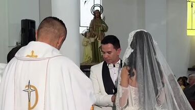 Cantante colombiano Jhonny Rivera y la artista Jenny López en su boda