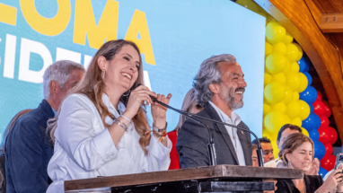 Paloma Valencia y Juan Daniel Oviedo 26