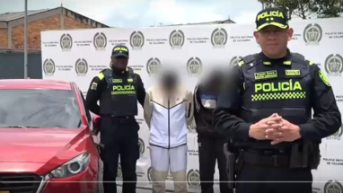 Policía Metropolitana de Bogotá incautó un Mazda Rojo utilizado por una banda de delincuentes