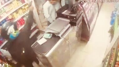 El joven baleado permanece en UCI mientras autoridades investigan el violento asalto 