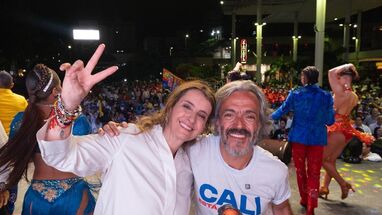 Paloma Valencia en Cali acompañada por su fórmula vicepresidencial Juan Daniel Oviedo. 