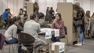 Personas votando