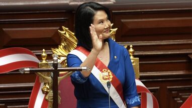 Keiko Fujimori se posesionó como presidenta de Perú