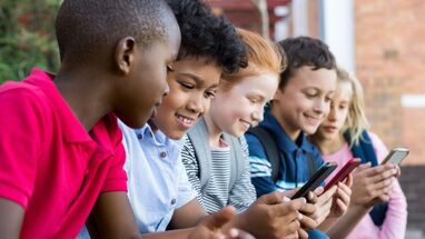 Niños con teléfonos