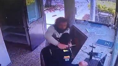 Hombre ingresó a un CAI en Bogotá y atacó con un cuchillo a un policía