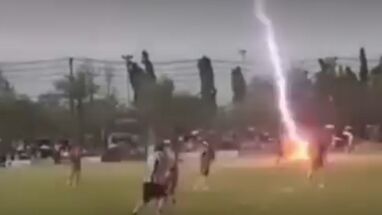Futbolista muere tras ser impactado por un rayo durante un partido en Tailandia