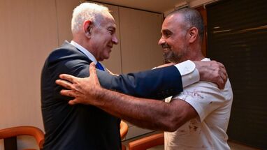 Benjamín Netanyahu recibió al pasajero que frustró presunto atentado en avión de Flydubai