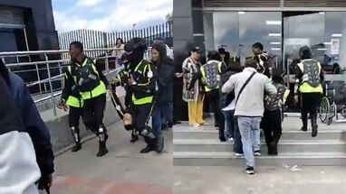 Momento en donde guardas de seguridad de TransMilenio llevan a Cristian David Garzón Castro a un hospital