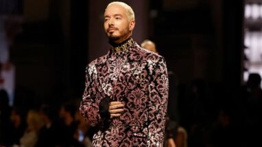 J Balvin desfiló en Vogue World Milano 2026 con traje de Alta Moda de Dolce & Gabbana
