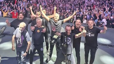 Integrantes de Hombres G junto a su equipo técnico al finalizar el concierto