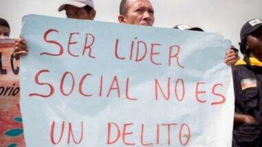Manifestante sostiene cartel con mensaje de rechazo 