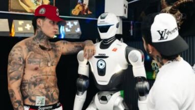 Westcol y Blessd junto a robot humanoide