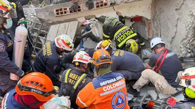 Rescatan con vida a una mujer tras colapso de vivienda afectada por terremoto en Pereira