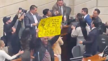 Matador fue sacado del Senado con intervención de la Policía tras enfrentamiento con congresistas