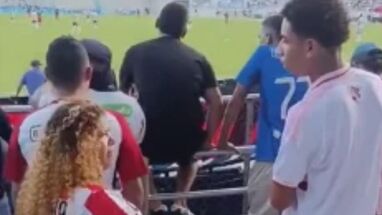Humillan a joven hincha por usar chanclas en el Romelio Martínez; su historia conmueve al país. 