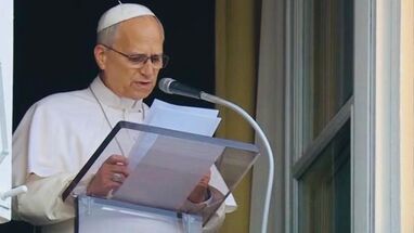 Papa León XIV durante el rezo Ángelus en el Vaticano