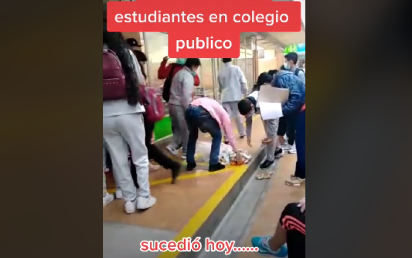 Indignante: Niños recogen refrigerio del piso en colegio público de Bogotá