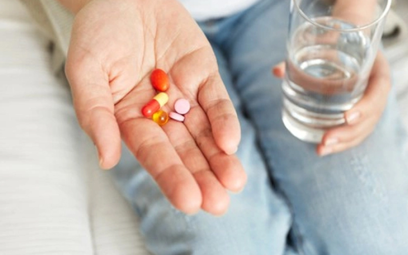 Paciente consumiendo medicamentos