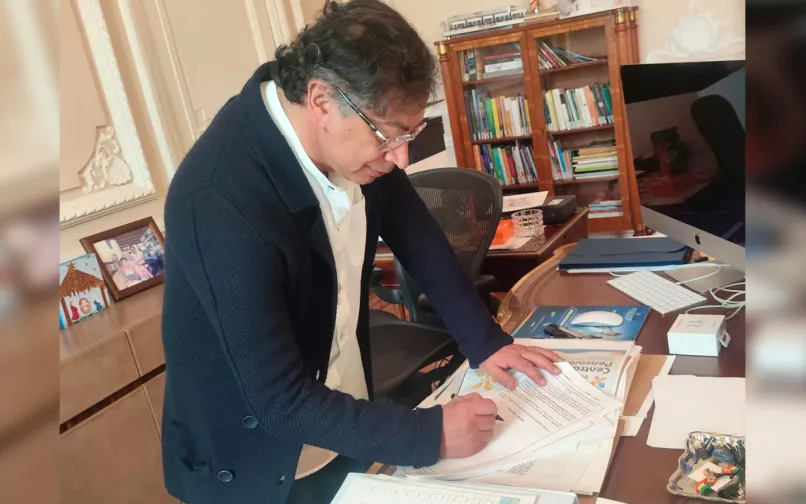 Petro firmando el decretazo