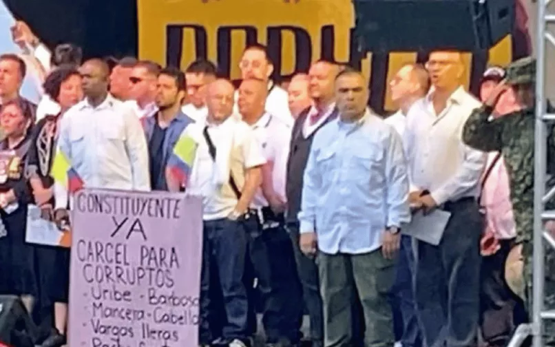criminales acompañan a petro en manifestacion
