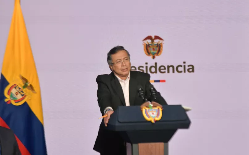 tormenta politica petro